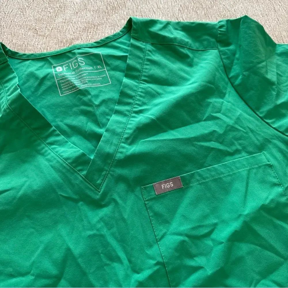 FIGS Women’s Scrub set - Picture 3 of 13